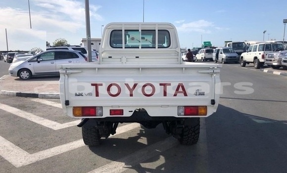 Acheter Occasion Voiture Toyota Land Cruiser Blanc à Suva, Central Acheter Occasion Voiture Toyota Land Cruiser Blanc à Suva, Central
