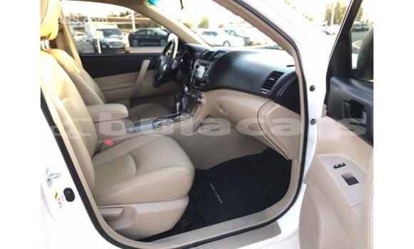 Buy Import Toyota Highlander White Car in Import - Dubai in Central Buy Import Toyota Highlander White Car in Import - Dubai in Central