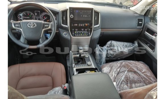 Buy Import Toyota Land Cruiser White Car in Import - Dubai in Central Buy Import Toyota Land Cruiser White Car in Import - Dubai in Central