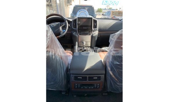 Buy Import Toyota Land Cruiser White Car in Import - Dubai in Central Buy Import Toyota Land Cruiser White Car in Import - Dubai in Central