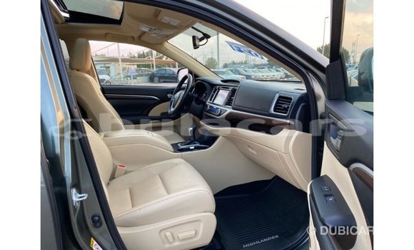 Buy Import Toyota Highlander Green Car in Import - Dubai in Central Buy Import Toyota Highlander Green Car in Import - Dubai in Central