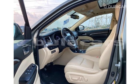 Buy Import Toyota Highlander Green Car in Import - Dubai in Central Buy Import Toyota Highlander Green Car in Import - Dubai in Central