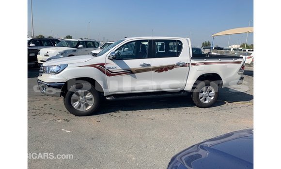 Acheter Import Voiture Toyota Hilux Blanc à Import - Dubai, Central Acheter Import Voiture Toyota Hilux Blanc à Import - Dubai, Central
