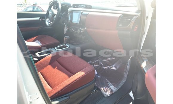 Acheter Import Voiture Toyota Hilux Blanc à Import - Dubai, Central Acheter Import Voiture Toyota Hilux Blanc à Import - Dubai, Central