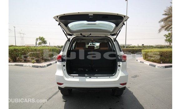 Acheter Import Voiture Toyota Fortuner Blanc à Import - Dubai, Central Acheter Import Voiture Toyota Fortuner Blanc à Import - Dubai, Central