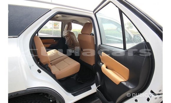 Acheter Import Voiture Toyota Fortuner Blanc à Import - Dubai, Central Acheter Import Voiture Toyota Fortuner Blanc à Import - Dubai, Central