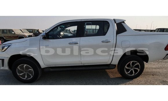 Acheter Import Voiture Toyota Hilux Blanc à Import - Dubai, Central Acheter Import Voiture Toyota Hilux Blanc à Import - Dubai, Central