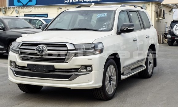 Acheter Import Voiture Toyota Land Cruiser Blanc à Import - Dubai, Central Acheter Import Voiture Toyota Land Cruiser Blanc à Import - Dubai, Central