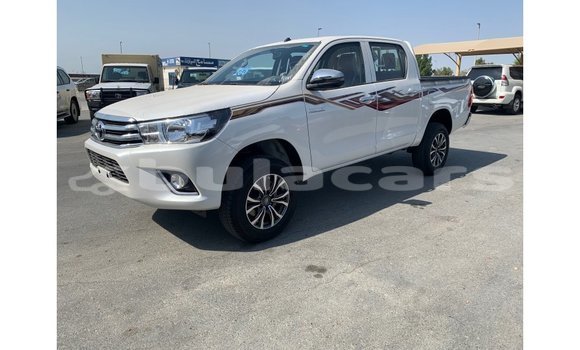 Acheter Import Voiture Toyota Hilux Blanc à Import - Dubai, Central Acheter Import Voiture Toyota Hilux Blanc à Import - Dubai, Central