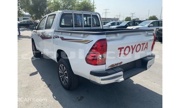 Acheter Import Voiture Toyota Hilux Blanc à Import - Dubai, Central Acheter Import Voiture Toyota Hilux Blanc à Import - Dubai, Central
