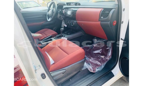 Acheter Import Voiture Toyota Hilux Blanc à Import - Dubai, Central Acheter Import Voiture Toyota Hilux Blanc à Import - Dubai, Central