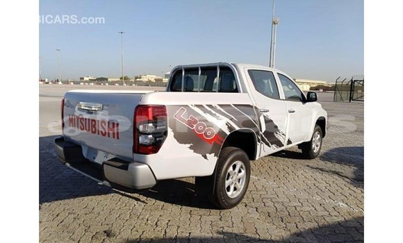 Acheter Import Voiture Mitsubishi L200 Blanc à Import - Dubai, Central Acheter Import Voiture Mitsubishi L200 Blanc à Import - Dubai, Central