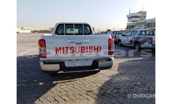 Acheter Import Voiture Mitsubishi L200 Blanc à Import - Dubai, Central Acheter Import Voiture Mitsubishi L200 Blanc à Import - Dubai, Central