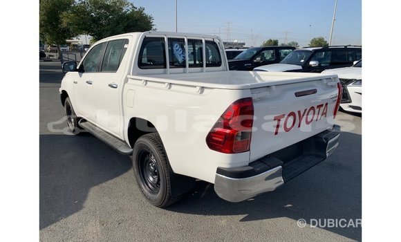 Acheter Import Voiture Toyota Hilux Blanc à Import - Dubai, Central Acheter Import Voiture Toyota Hilux Blanc à Import - Dubai, Central