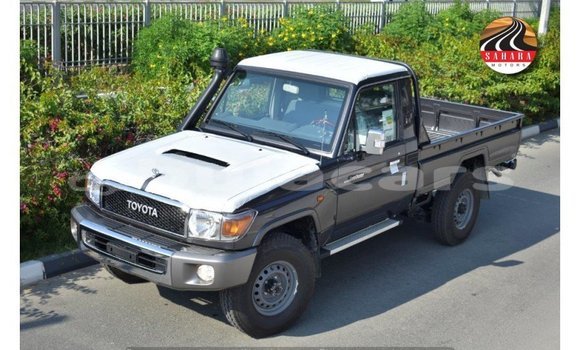 Acheter Import Voiture Toyota Land Cruiser Gris à Import - Dubai, Central Acheter Import Voiture Toyota Land Cruiser Gris à Import - Dubai, Central