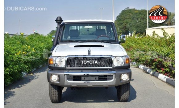 Acheter Import Voiture Toyota Land Cruiser Gris à Import - Dubai, Central Acheter Import Voiture Toyota Land Cruiser Gris à Import - Dubai, Central