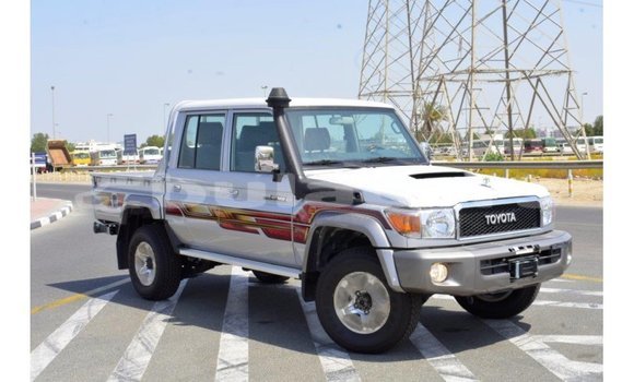 Acheter Import Voiture Toyota Land Cruiser Gris à Import - Dubai, Central Acheter Import Voiture Toyota Land Cruiser Gris à Import - Dubai, Central