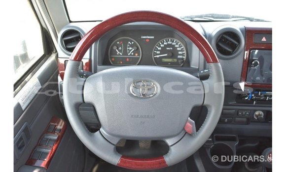 Acheter Import Voiture Toyota Land Cruiser Gris à Import - Dubai, Central Acheter Import Voiture Toyota Land Cruiser Gris à Import - Dubai, Central