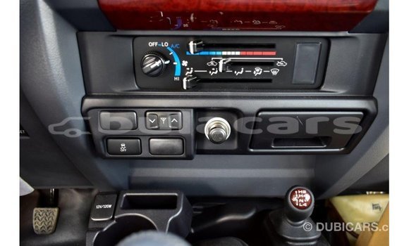 Acheter Import Voiture Toyota Land Cruiser Gris à Import - Dubai, Central Acheter Import Voiture Toyota Land Cruiser Gris à Import - Dubai, Central