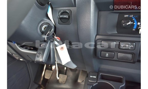 Acheter Import Voiture Toyota Land Cruiser Gris à Import - Dubai, Central Acheter Import Voiture Toyota Land Cruiser Gris à Import - Dubai, Central