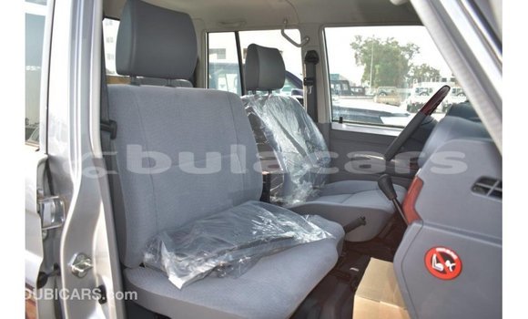 Acheter Import Voiture Toyota Land Cruiser Gris à Import - Dubai, Central Acheter Import Voiture Toyota Land Cruiser Gris à Import - Dubai, Central