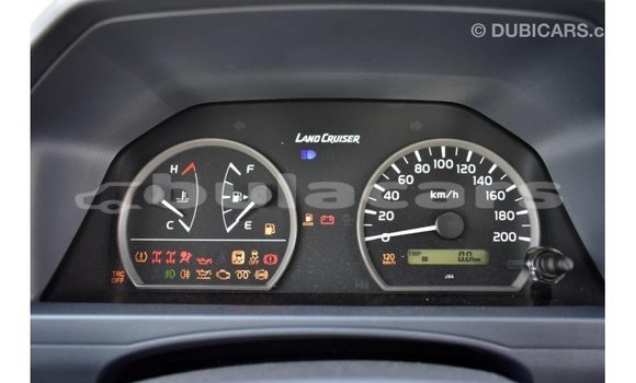 Acheter Import Voiture Toyota Land Cruiser Gris à Import - Dubai, Central Acheter Import Voiture Toyota Land Cruiser Gris à Import - Dubai, Central