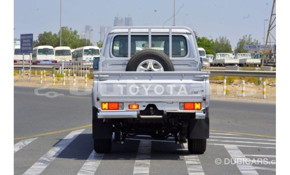 Acheter Import Voiture Toyota Land Cruiser Gris à Import - Dubai, Central Acheter Import Voiture Toyota Land Cruiser Gris à Import - Dubai, Central