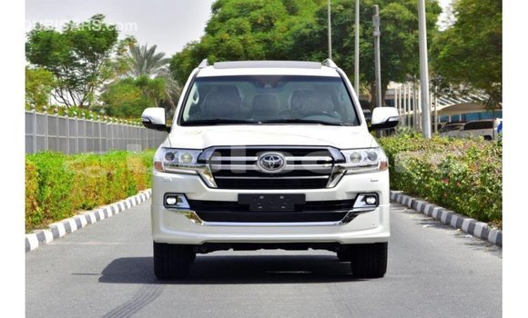 Acheter Import Voiture Toyota Land Cruiser Blanc à Import - Dubai, Central Acheter Import Voiture Toyota Land Cruiser Blanc à Import - Dubai, Central