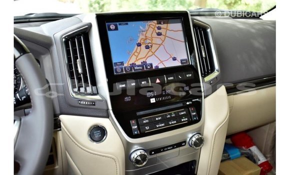 Acheter Import Voiture Toyota Land Cruiser Blanc à Import - Dubai, Central Acheter Import Voiture Toyota Land Cruiser Blanc à Import - Dubai, Central