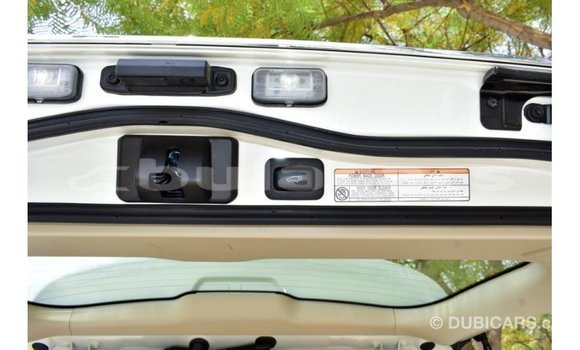 Acheter Import Voiture Toyota Land Cruiser Blanc à Import - Dubai, Central Acheter Import Voiture Toyota Land Cruiser Blanc à Import - Dubai, Central