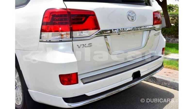 Big with watermark toyota land cruiser central import dubai 5558