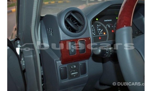 Acheter Import Voiture Toyota Land Cruiser Gris à Import - Dubai, Central Acheter Import Voiture Toyota Land Cruiser Gris à Import - Dubai, Central