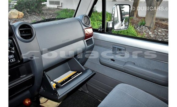 Acheter Import Voiture Toyota Land Cruiser Gris à Import - Dubai, Central Acheter Import Voiture Toyota Land Cruiser Gris à Import - Dubai, Central