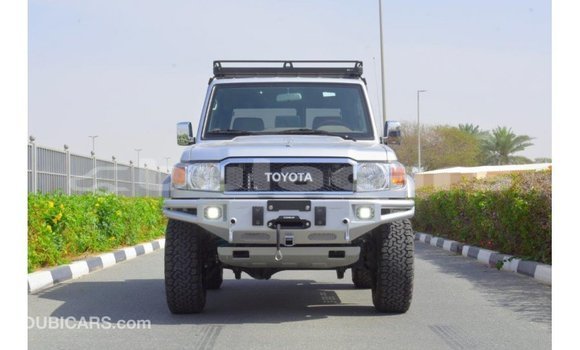 Acheter Import Voiture Toyota Land Cruiser Gris à Import - Dubai, Central Acheter Import Voiture Toyota Land Cruiser Gris à Import - Dubai, Central