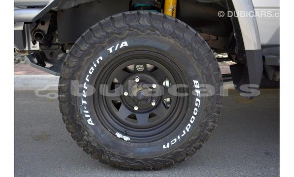 Acheter Import Voiture Toyota Land Cruiser Gris à Import - Dubai, Central Acheter Import Voiture Toyota Land Cruiser Gris à Import - Dubai, Central