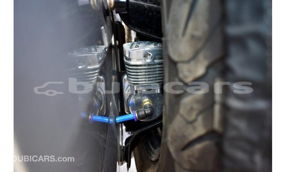 Acheter Import Voiture Toyota Land Cruiser Gris à Import - Dubai, Central Acheter Import Voiture Toyota Land Cruiser Gris à Import - Dubai, Central