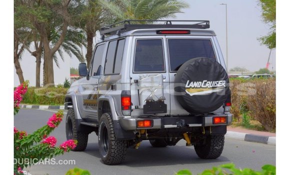 Acheter Import Voiture Toyota Land Cruiser Gris à Import - Dubai, Central Acheter Import Voiture Toyota Land Cruiser Gris à Import - Dubai, Central