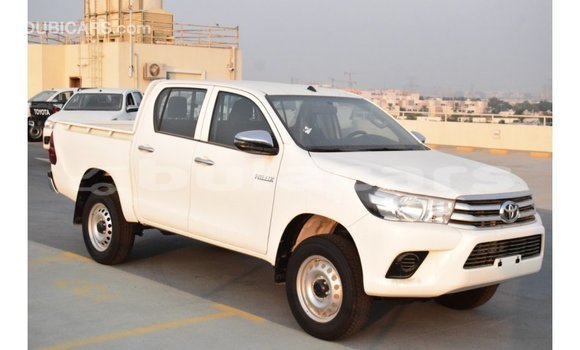Acheter Import Voiture Toyota Hilux Blanc à Import - Dubai, Central Acheter Import Voiture Toyota Hilux Blanc à Import - Dubai, Central