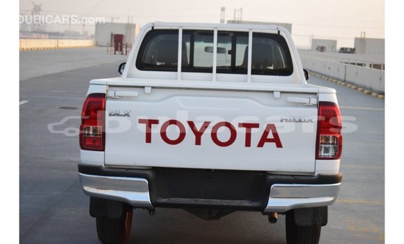Acheter Import Voiture Toyota Hilux Blanc à Import - Dubai, Central Acheter Import Voiture Toyota Hilux Blanc à Import - Dubai, Central