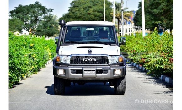 Acheter Import Voiture Toyota Land Cruiser Gris à Import - Dubai, Central Acheter Import Voiture Toyota Land Cruiser Gris à Import - Dubai, Central