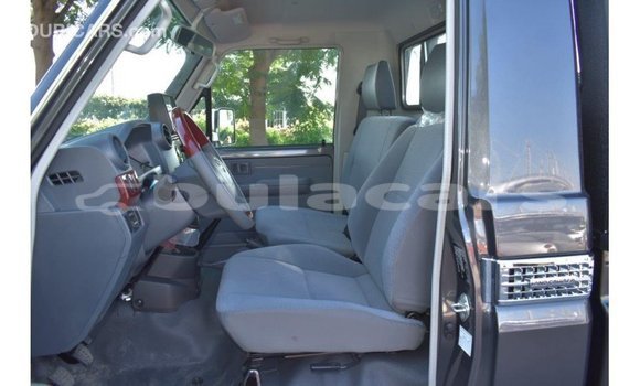 Acheter Import Voiture Toyota Land Cruiser Gris à Import - Dubai, Central Acheter Import Voiture Toyota Land Cruiser Gris à Import - Dubai, Central