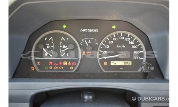 Acheter Import Voiture Toyota Land Cruiser Gris à Import - Dubai, Central Acheter Import Voiture Toyota Land Cruiser Gris à Import - Dubai, Central