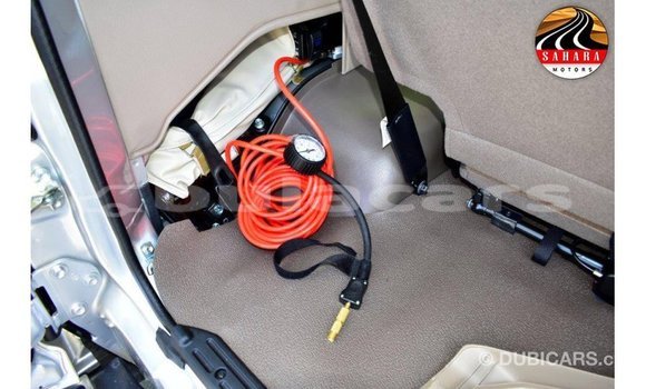 Acheter Import Voiture Toyota Land Cruiser Gris à Import - Dubai, Central Acheter Import Voiture Toyota Land Cruiser Gris à Import - Dubai, Central