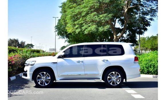 Acheter Import Voiture Toyota Land Cruiser Blanc à Import - Dubai, Central Acheter Import Voiture Toyota Land Cruiser Blanc à Import - Dubai, Central