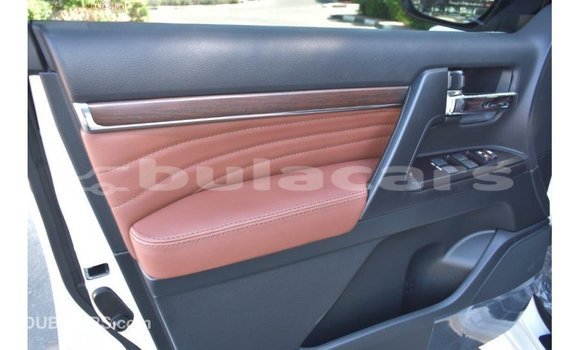 Acheter Import Voiture Toyota Land Cruiser Blanc à Import - Dubai, Central Acheter Import Voiture Toyota Land Cruiser Blanc à Import - Dubai, Central