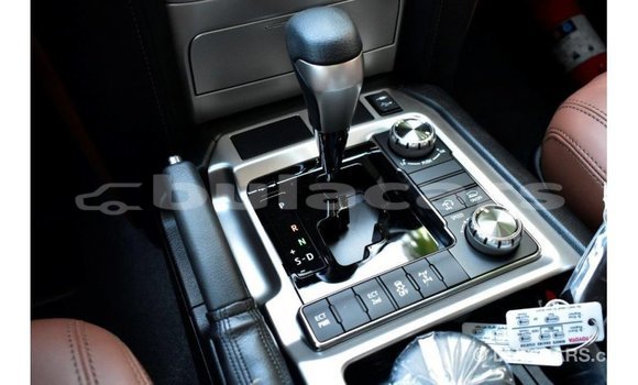 Acheter Import Voiture Toyota Land Cruiser Blanc à Import - Dubai, Central Acheter Import Voiture Toyota Land Cruiser Blanc à Import - Dubai, Central