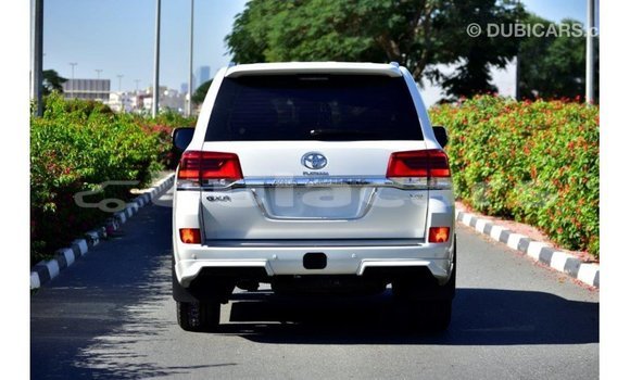 Acheter Import Voiture Toyota Land Cruiser Blanc à Import - Dubai, Central Acheter Import Voiture Toyota Land Cruiser Blanc à Import - Dubai, Central