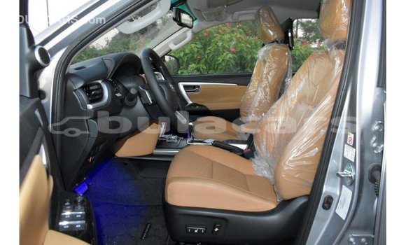 Acheter Import Voiture Toyota Fortuner Gris à Import - Dubai, Central Acheter Import Voiture Toyota Fortuner Gris à Import - Dubai, Central