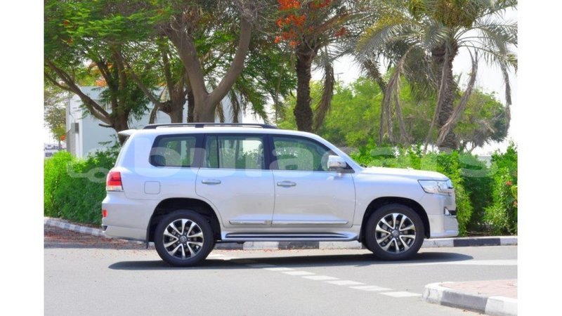 Big with watermark toyota land cruiser central import dubai 5579