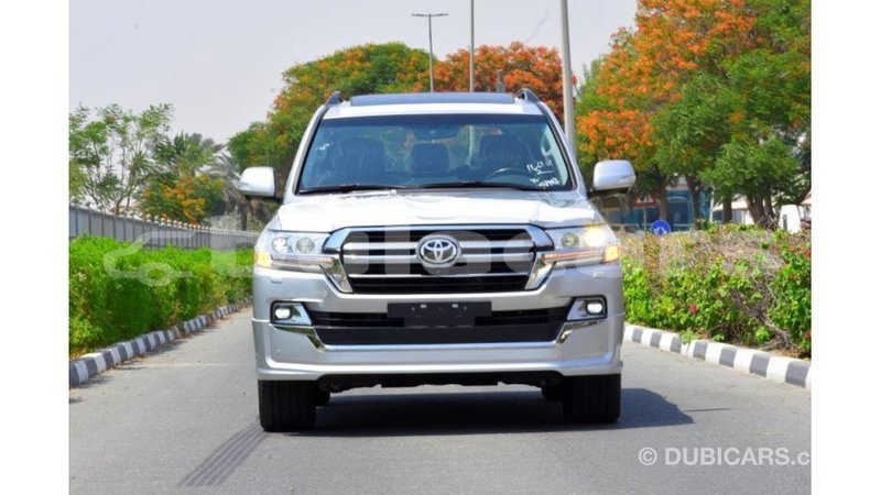 Big with watermark toyota land cruiser central import dubai 5579